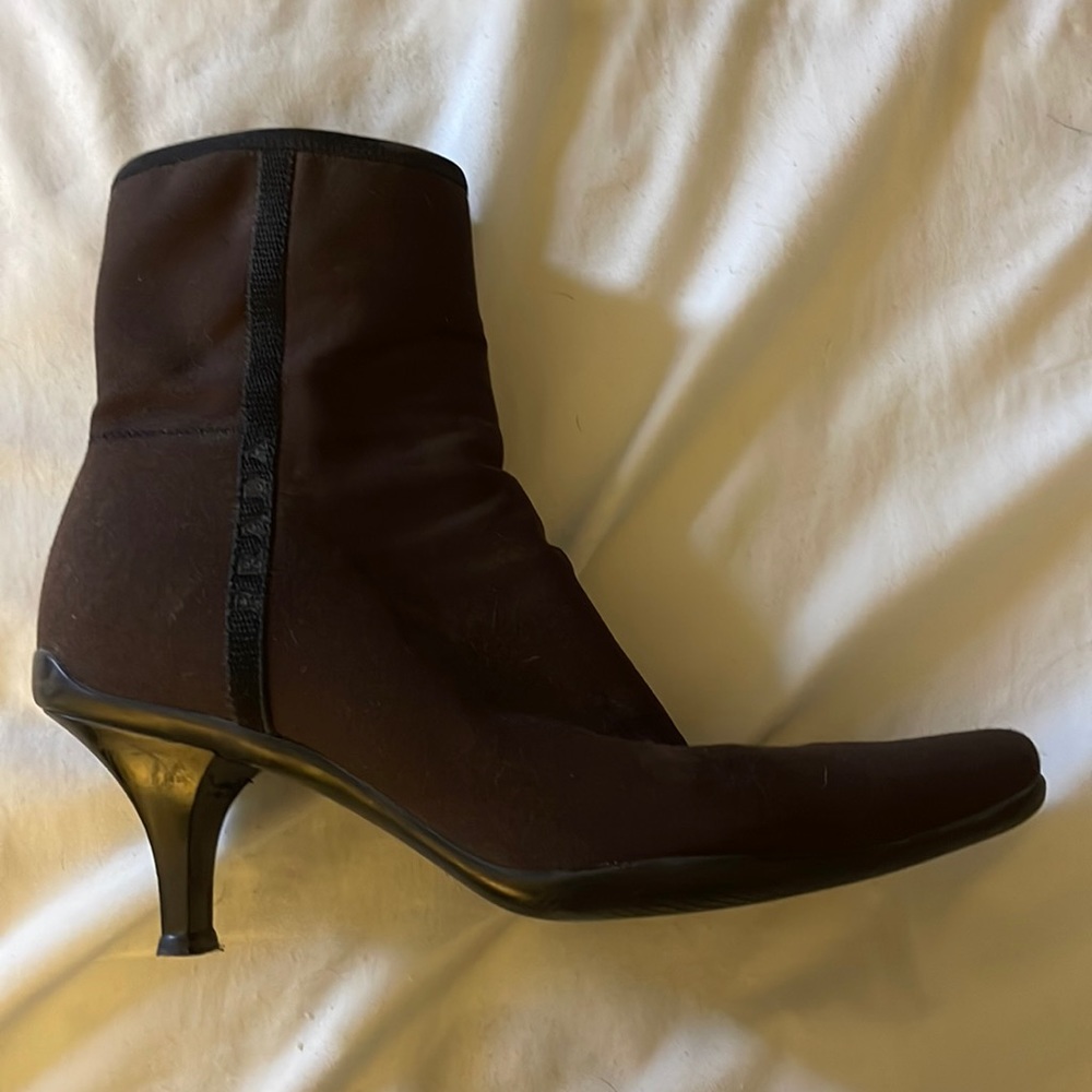 Sz 39 1/2 Prada kitten-heeled chocolate brown w black stripe ankle height boots.
